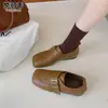 Mocassins retrô de couro genuíno com fivelas de metal, nova coleção outono 2026 feminina, sapatos baixos versáteis de bico quadrado, adequados para o trabalho, sapatos pequenos de couro