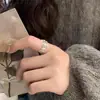 Anillo de Flor Hueca de Zirconia de Lujo Ligero Estilo Japonés y Coreano Diseño de Nicho Sencillo Elegante para el Trabajo Pulsera Versátil