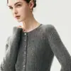 Cárdigan de punto Bai Cai Rong 100% cachemira nuevo cuello redondo trenzado 2026 otoño/invierno ajuste ceñido base de punto de un solo pecho