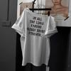 2026 Nova Moda de Verão Versátil Estilosa Camiseta com Estampa de Letras Manga Curta Ombro a Ombro para Mulheres