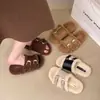 Fivela de Cinto Elegante para Casacos Pantufas Peludas de Solado Grosso 2026 Inverno Versátil Quente Estilo Coreano Abertas com Tira Única Pantufas de Algodão para Mulheres