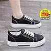 Tênis de lona branco com estampa de grou de almofada para mulheres, novos tênis casuais de sola grossa para a primavera de 2026, sapatos femininos modernos e versáteis para primavera e outono, populares e respiráveis