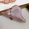 Pasador de Tela Triangular Estilo Francés de Satín con Pinza de Tiburón de Alta Gama y Exquisita, Accesorio para el Cabello Moderno y Único