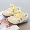 Zapatos de Entrenamiento Alemanes de Malla Transpirable para Niñas 2026 Otoño Nuevos Dibujos Animados Bordado para Niños Pequeños y Medianos Nicho Original Casual Zapatos de Tabla