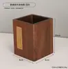Porta-canetas de armazenamento de madeira maciça com padrão estilo chinês, balde quadrado de madeira natural espessa para armazenamento de mesa de escritório e estudo