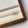 Anillo de Zircón de Alta Gama Estilo Coreano para Mujer, Nuevo Anillo Popular para el Dedo Índice, Diseño Nicho de Lujo Ligero, Joyería Versátil y Sencilla