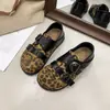 2026 Sapatilhas da Moda Sola Grossa Salto Escondido Tira de Couro Fivela Duas Vias Novo Estilo Sapatos Femininos Sapatos Pequenos de Couro Mocassins Slip-On Britânicos