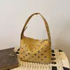 Bolsa tote quadrada pequena com rebites, estilo vintage de motociclista, novo modelo de verão 2025, bolsa de ombro simples para axila para mulheres
