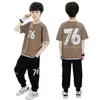 Conjunto de Roupa de Verão para Meninos 2026 Novo Estilo para Meninos Mais Velhos, Versão Coreana com Números, Conjunto Elegante de Duas Peças com Manga Curta e Calça Longa