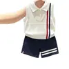 Ropa infantil coreana 2026 verano nuevo estilo chaleco de punto fino con cuello polo blanco conjunto de shorts azul marino para niños