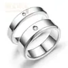 Nuevos anillos de titanio y acero populares europeos y americanos con doble bisel de alta gama con diamantes para parejas, disponibles exclusivamente del fabricante de origen para ventas transfronterizas