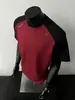 Marca de Moda Americana de Calle Camiseta Negra y Roja con Bloques de Color, Manga Corta, Diseño Casual Unisex con Hombros Acolchados, Top de Moda