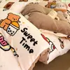 Juego de ropa de cama de cuatro piezas de terciopelo de leche con dibujos animados de invierno, nueva funda de edredón individual de franela de terciopelo coral, juego de cama de tres piezas con sábana