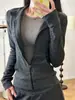 Chaqueta gris a rayas de corte ajustado con cremallera y pantalones de pierna ancha para mujer, traje deportivo casual y sofisticado estilo "old money" otoño 2026