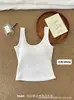 Nova camisola de renda vazada para meninas sexy, com alças largas nos ombros, bojos, efeito modelador, adequada para usar sozinha ou como camada interna, com design de costas abertas