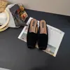 La nueva colección de otoño/invierno de CSYCOCO presenta zapatos tipo babucha cerrados de estilo coreano retro, perfectos para crear un look "old money".