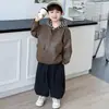 Chaqueta de cuero para niño, nueva y genial de otoño 2026, top infantil de imitación de dos piezas elegante, ropa infantil de primavera y otoño