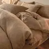Juego de ropa de cama de cuatro piezas de terciopelo de leche engrosado y bordado para otoño e invierno, que incluye sábanas cálidas, funda de edredón y sábana bajera, diseñado para el dormitorio principal con una estética simple pero elegante.