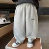 Calça esportiva infantil de retalhos bordados para primavera e outono, calça de moletom casual nova e estilosa de outono 2026, calça comprida para bebês