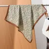 Lenço de algodão e linho espinha de peixe para primavera e outono, lenço quadrado pequeno feminino de outono e inverno, xale quente versátil, lenço de seda elegante, lenço de cabeça