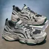 Sapatos Masculinos 2026 Novo Outono Malha Respirável Casual Esportivos Tênis de Corrida Masculino Solado Grosso Aumento de Altura Estudante Sapatos de Pai