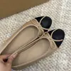 Sapatos Femininos de Salto Baixo com Laço Delicado 2026 Novo Modelo para Mulheres Baixas com Aumento Interno de Altura Bico Quadrado Estilo Festa Sapatos de Vovó