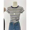 Camiseta de Manga Corta a Rayas de Color Contrastante con Cuello Redondo para Mujer, Verano 2026, Hombro Normal, Mangas Cortas Ajustadas, Diseño Chic Estilo Hong Kong, Top Básico