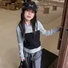 Traje de Estilo Perezoso para Niñas Otoño 2026 Nuevo Camiseta de Manga Larga de Dos Piezas Falsas para Niños Grandes y Medianos Pantalones con Volantes Capa Base