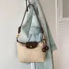 Bolsa de ombro de camurça vintage 2026 novo modelo, bolsa transversal versátil de nicho para o dia a dia com alça de ombro de corda torcida, bolsa de axila com toque de alta qualidade