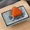 Llavero de Sushi Comida Simulada Llavero de Bola de Arroz Triangular Colgante de Bolsa de Arroz con Huevas de Pescado y Algas Estilo Japonés
