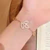 Pulsera de trébol hueca popular de TikTok, exquisitamente elaborada con detalles de diamantes, una pulsera dulce y elegante de estilo coreano para mujer, que presume de un alto atractivo estético y un aspecto moderno y elegante.
