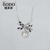 Collar de perlas con lazo de plata esterlina s925 para mujer, diseño de cuadros blancos y negros, estilo Chanel, ligero, lujoso, para celebridades de Internet, combina con todo, nuevos productos para otoño e invierno.