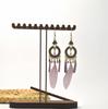 Pendientes familiares de plumas retro de venta caliente de e-commerce de fábrica, pendientes largos de plumas multicolor para vacaciones, diseño con cuentas