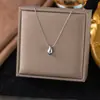 Collar de gota de agua dorada de 18 quilates estilo frío para mujer, estilo coreano, sencillo, moderno, combinable con todo, cadena de clavícula resistente a la decoloración.