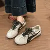 Novos sapatos femininos de outono versáteis com cadarço 2026 sapatos de treino alemães retrô sola grossa aumento interno de altura color-block couro macio sapatos Forrest Gump