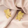 Pendientes de Acero Inoxidable de Cinco Pétalos Exagerados de Lujo Ligero de Nicho Retro Desgastados con Líneas Nuevos Versátiles de Venta Caliente Transfronterizos Europeos y Americanos