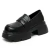 Mocasines británicos ultraligeros de suela gruesa para mujer 2024 nuevos slip-on de altura oculta zapatos pequeños de cuero populares en línea populares zapatos de una sola capa