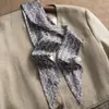 Bufanda de Seda Diagonal Floral Retro de Moda para Decoración del Cabello, Cinta Larga para Atar el Cabello, Cinturón de Cintura, o como un Pañuelo Largo Pequeño para Mujer