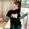 Camiseta de manga larga de algodón puro para niña 2026 primavera y otoño nueva con estampado de dibujos animados lindos cuello redondo patchwork a rayas top