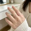 Anillo de perlas naturales de alta gama francesa, lujo ligero, moda simple, personalidad, hecho a mano con cuentas, ajuste elástico