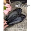 Versión de piel de oveja~ Zapatos para aumentar la altura para personas menudas, nuevo estilo primavera/verano 2025, zapatos planos estilo Chanel con lazo para combinar con faldas
