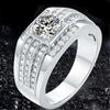 Anel de diamante dominador de imitação de fornecimento ao vivo TikTok de mão rápida, anel de diamante de três fileiras, elegante e moderno de 2 quilates para homens