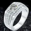 Anillo de caballero dominante con imitación de diamante Mosan, suministro en vivo, temblor de mano rápido, tres filas de diamantes, 2 quilates, anillo de diamante para hombre moderno y con atmósfera