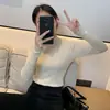 Nova coleção outono e inverno: suéter de tricô feminino liso, versátil, de corte justo e que molda o corpo, com gola alta discreta, perfeito como peça de base
