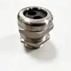 Los técnicos eléctricos utilizan accesorios para cables y alambres, equipo de cableado, conectores de cable, conectores a prueba de agua y prensaestopas.