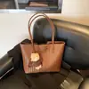 Bolsa Nova de Inverno 2025 Grande Capacidade Feminina Estilo Retrô Bolsa Tote Tecida Versátil para o Dia a Dia e Trabalho Bolsa de Ombro