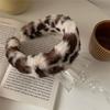 Venta al por mayor de fábrica versión coreana de otoño e invierno diadema de felpa de ala ancha simple presión diadema para lavar el cabello Joker ins accesorios para el cabello de leopardo