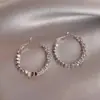 Pendientes de Aro Únicos de Plata Rota Dorada para Mujer Nicho Lujo Accesible Pendientes de Gama Alta 2025 Nueva Joyería Popular para Orejas