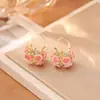 Aretes tipo ear cuff y aretes color rosa dopamina para mujer, nuevo modelo 2026, sensación de lujo ligero y alta gama, extremadamente hermosos y únicos