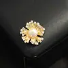 Exquisito Broche de Flor de Metal Cepillado Incrustado con Piedras de Alta Gama y Nicho, Broche de Flor de Perla Natural Suave y Versátil para Mujeres